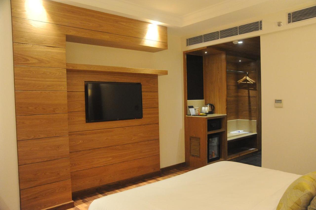 Maryland Group Hotel Zirakpur Exteriör bild