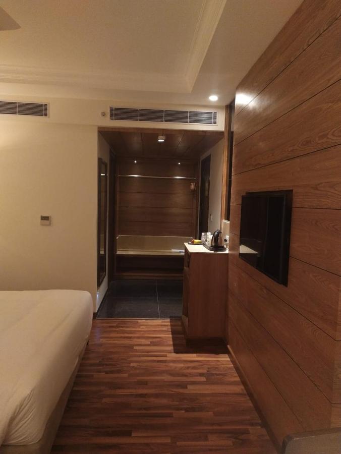 Maryland Group Hotel Zirakpur Exteriör bild