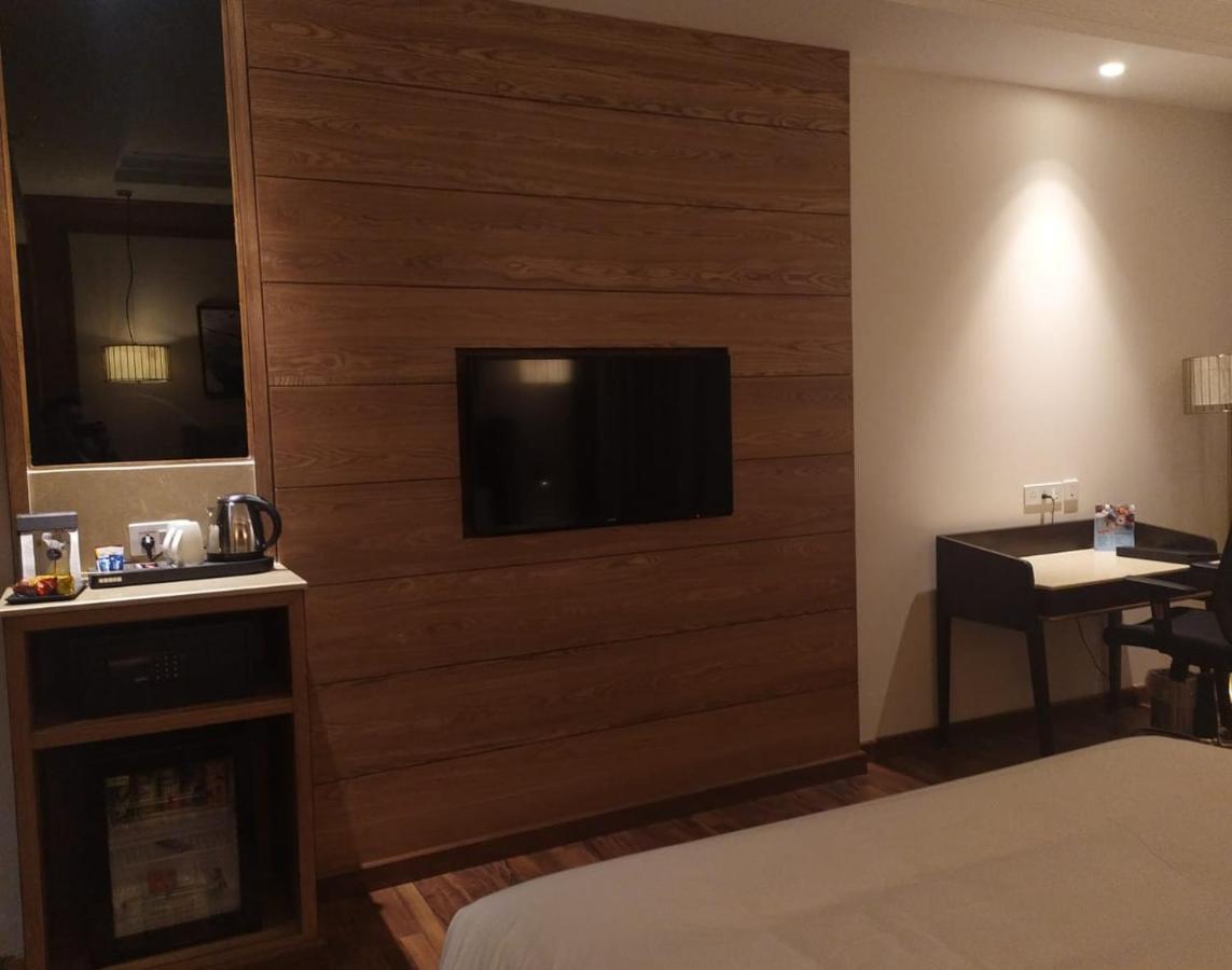 Maryland Group Hotel Zirakpur Exteriör bild