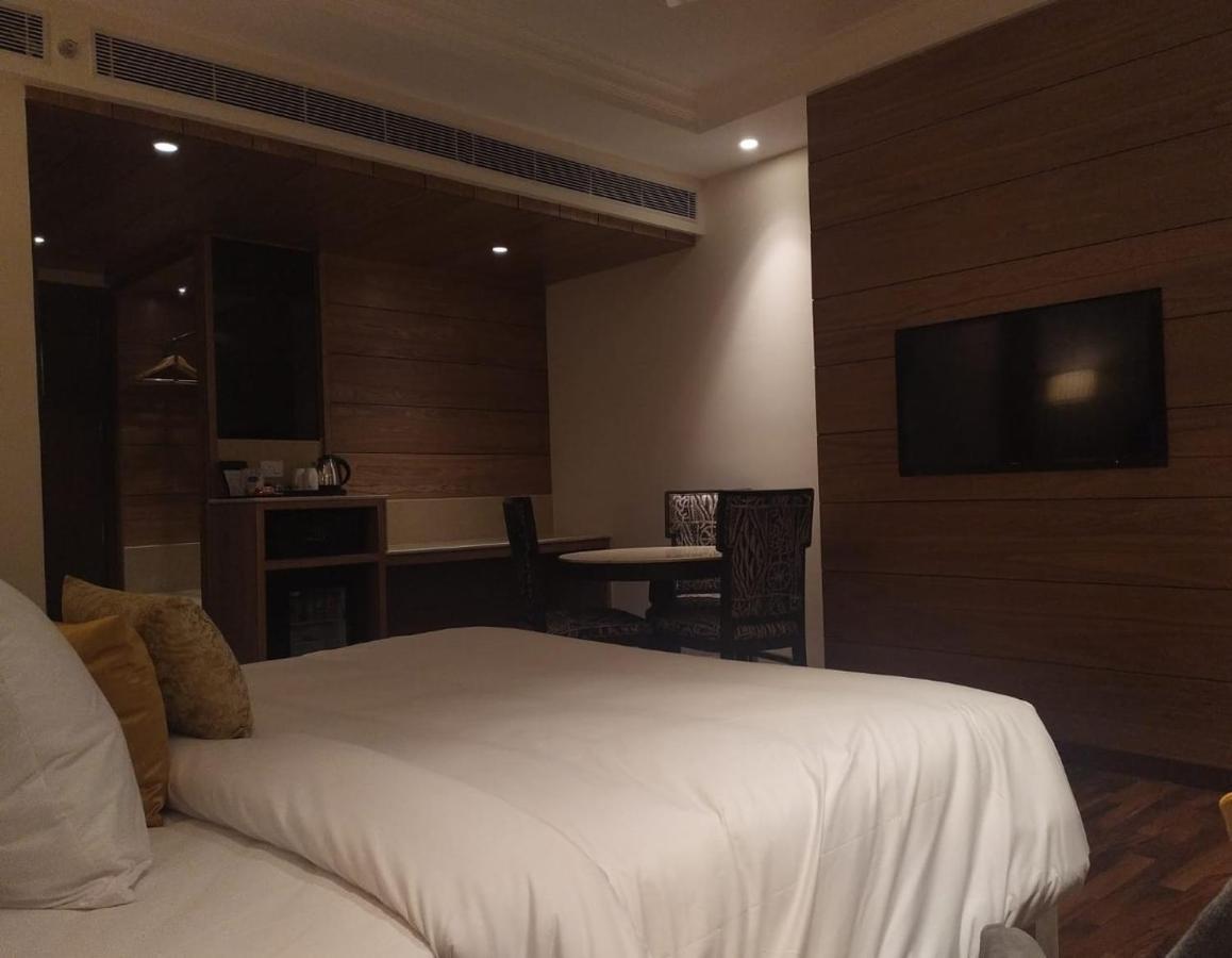Maryland Group Hotel Zirakpur Exteriör bild
