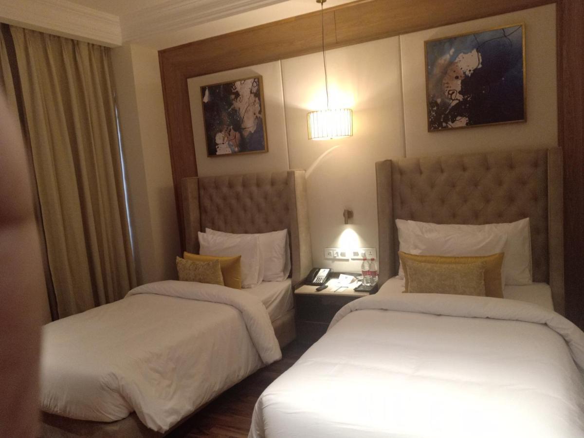 Maryland Group Hotel Zirakpur Exteriör bild