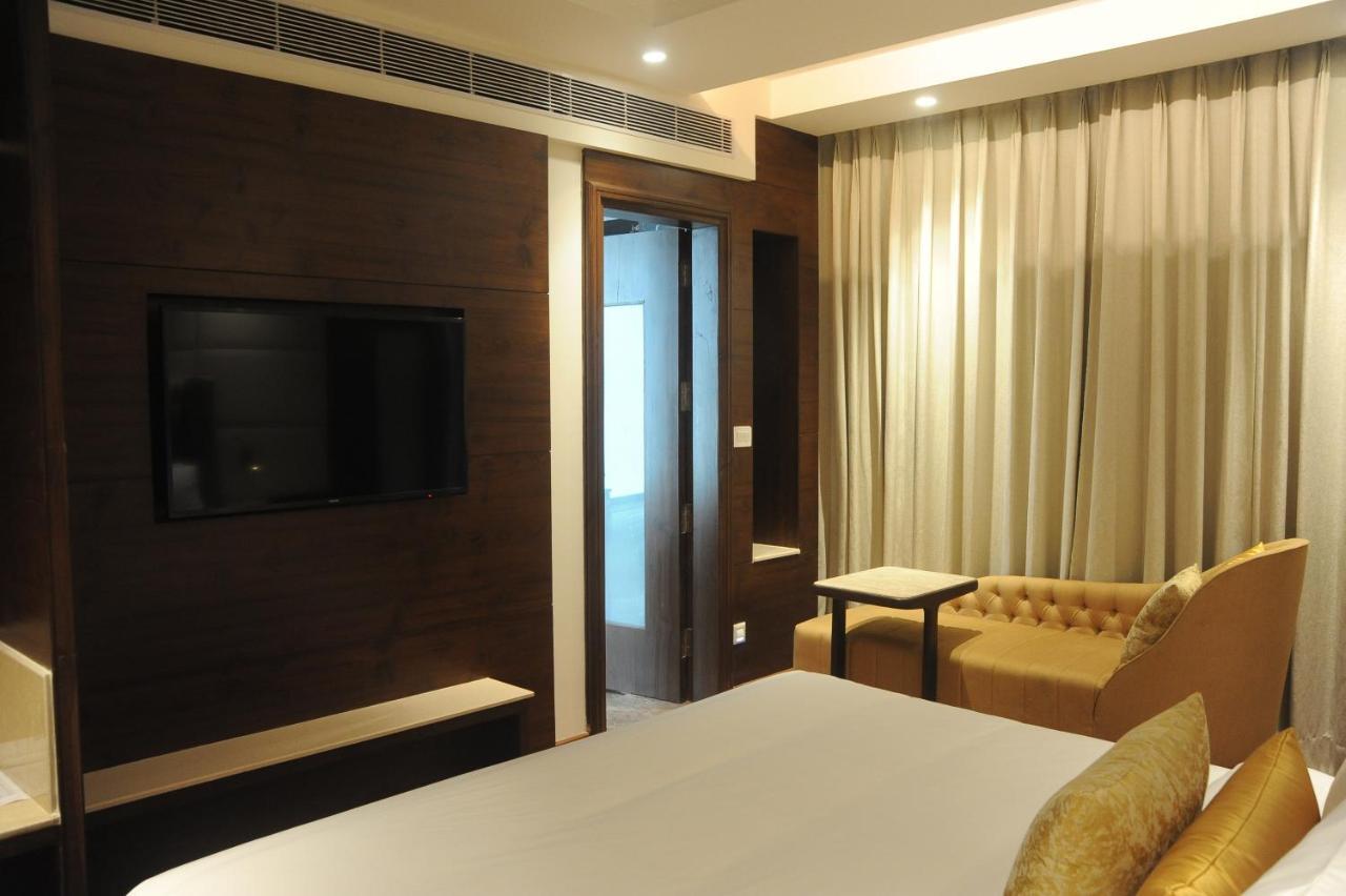 Maryland Group Hotel Zirakpur Exteriör bild